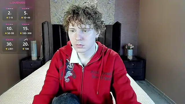 Snapshot of KevinMilky chatting on March 18, 6:49 am KevinMilky online show from March 18, 6:49 am