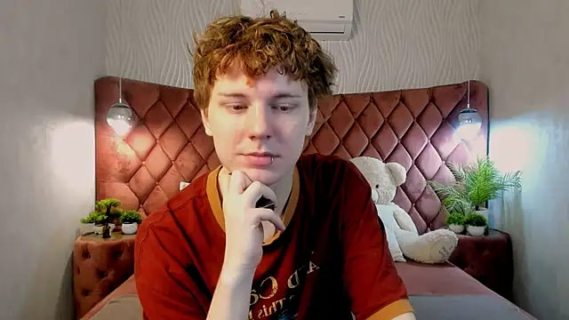 Snapshot of KevinMilky chatting on March 25, 7:36 am KevinMilky online show from March 25, 7:36 am