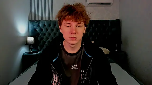 Snapshot of KevinMilky chatting on March 28, 5:40 am KevinMilky online show from March 28, 5:40 am