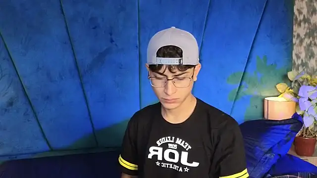 Aaron Eze online show from November 16, 8:25 pm