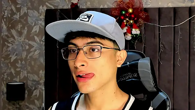 Aaron Eze online show from December 21, 9:00 pm