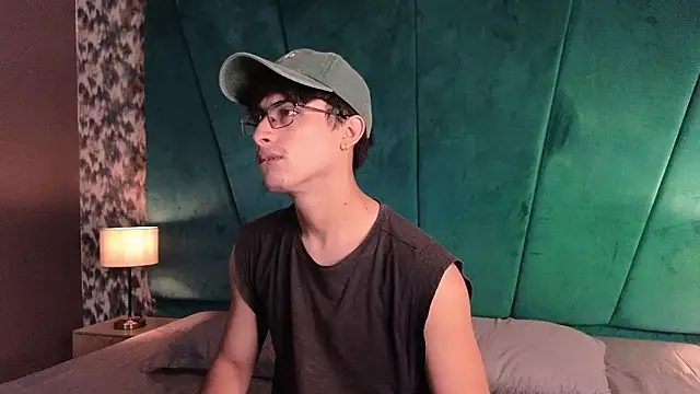 Aaron Eze online show from February 5, 9:19 pm