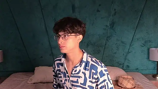 Snapshot of Aaron_Eze chatting on March 29, 12:05 pm Aaron Eze online show from March 29, 12:05 pm