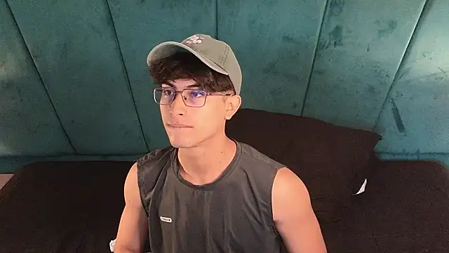 Snapshot of Aaron_Eze chatting on April 10, 12:32 pm Aaron Eze online show from April 10, 12:32 pm