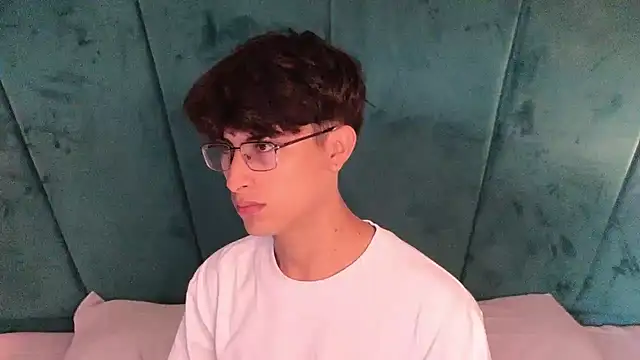 Snapshot of Aaron_Eze chatting on April 16, 1:23 pm Aaron Eze online show from April 16, 1:23 pm