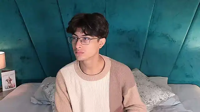 Snapshot of Aaron_Eze chatting on April 29, 2:21 pm Aaron Eze online show from April 29, 2:21 pm