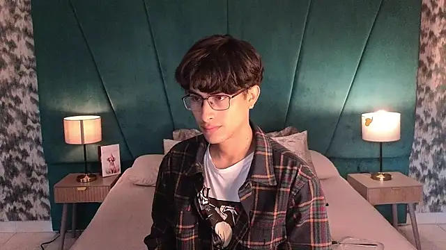 Snapshot of Aaron_Eze chatting on May 15, 12:56 pm Aaron Eze online show from May 15, 12:56 pm