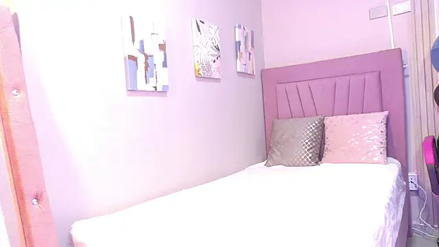 isa taylorr  online show from December 21, 12:12 pm