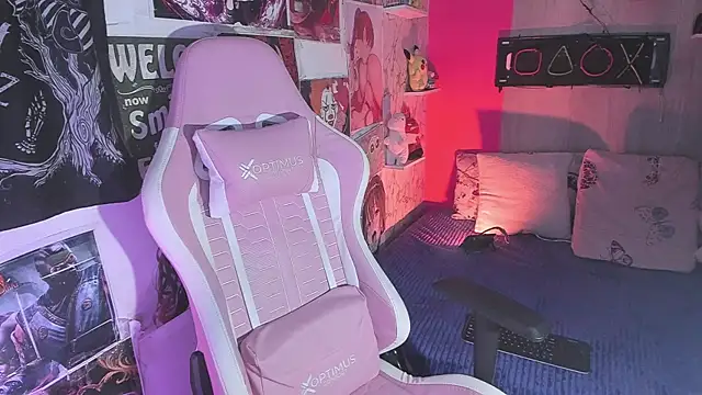 Snapshot of AuroraChannn chatting on December 18, 2:50 am AuroraChannn online show from December 18, 2:50 am