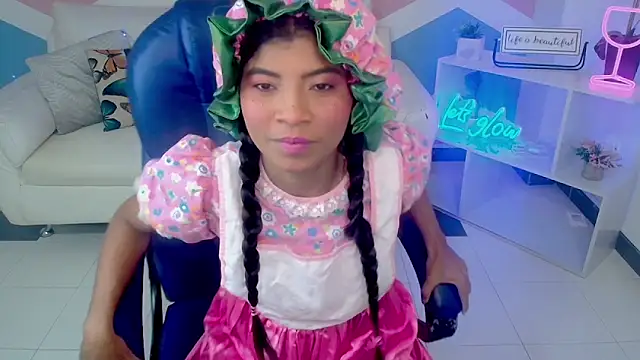 Snapshot of Miagreys1 chatting on October 31, 11:55 am Miagreys1 online show from October 31, 11:55 am