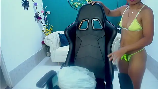 Snapshot of Miagreys1 chatting on November 30, 11:14 am Miagreys1 online show from November 30, 11:14 am