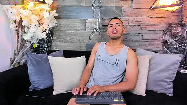 Snapshot of OwenPyerce chatting on October 29, 11:34 am OwenPyerce online show from October 29, 11:34 am