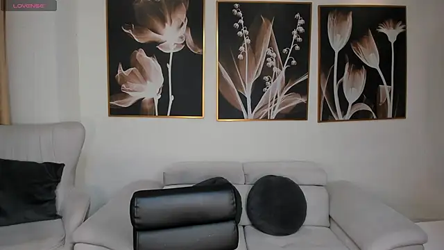 Snapshot of MeganCross1 chatting on November 16, 4:51 am MeganCross1 online show from November 16, 4:51 am