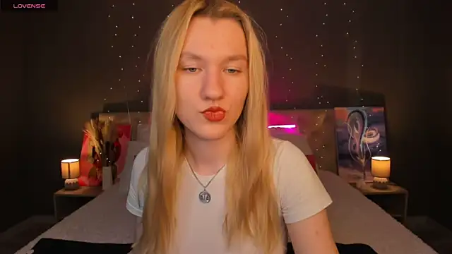 Snapshot of LinaRayy chatting on October 23, 8:57 am LinaRayy online show from October 23, 8:57 am