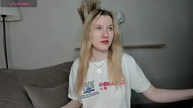 Snapshot of LinaRayy chatting on December 2, 8:08 am LinaRayy online show from December 2, 8:08 am