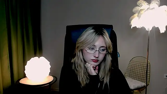 Snapshot of ScarlettScril chatting on October 17, 1:35 pm ScarlettScril online show from October 17, 1:35 pm