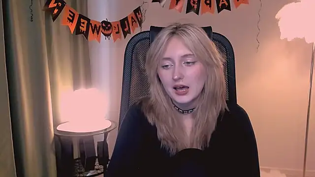 ScarlettScril online show from November 5, 9:20 am