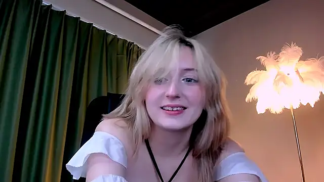 ScarlettScril online show from November 23, 7:30 am