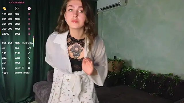 Snapshot of TinyMollys chatting on October 30, 3:35 pm TinyMollys online show from October 30, 3:35 pm