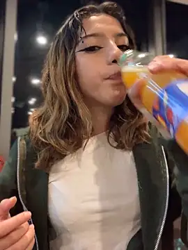 Snapshot of MiaaCute- chatting on December 19, 11:45 pm MiaaCute- online show from December 19, 11:45 pm