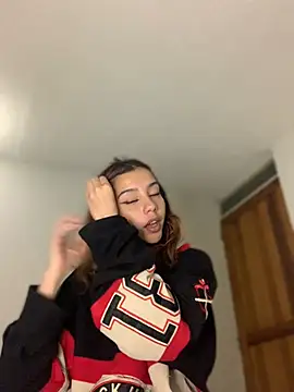 Snapshot of MiaaCute- chatting on February 25, 12:42 am MiaaCute- online show from February 25, 12:42 am