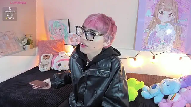 Snapshot of Strawberry_Kitty_ chatting on December 5, 4:21 am Strawberry Kitty online show from December 5, 4:21 am