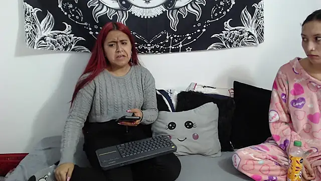 Snapshot of emily_n_abby chatting on December 1, 12:32 pm emily n abby online show from December 1, 12:32 pm