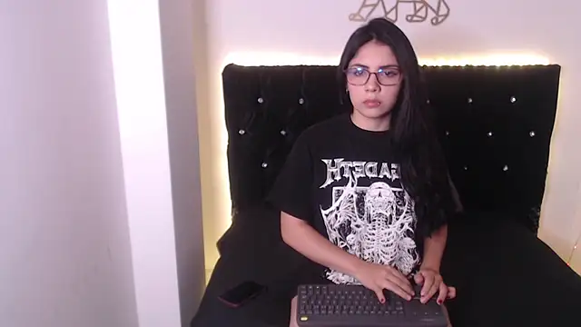 Snapshot of evelyn_kitty_ chatting on November 4, 12:54 am evelyn kitty online show from November 4, 12:54 am