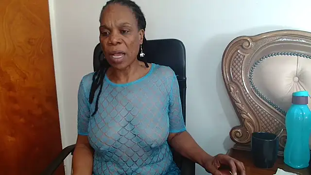 Snapshot of Hotcougar chatting on May 4, 7:59 am Hotcougar online show from May 4, 7:59 am