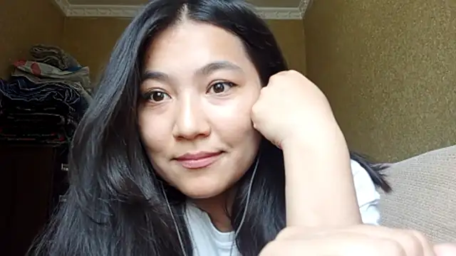 Snapshot of LinneaHyles chatting on October 28, 5:22 am LinneaHyles online show from October 28, 5:22 am