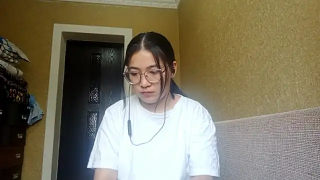 Snapshot of LinneaHyles chatting on November 10, 4:11 am LinneaHyles online show from November 10, 4:11 am