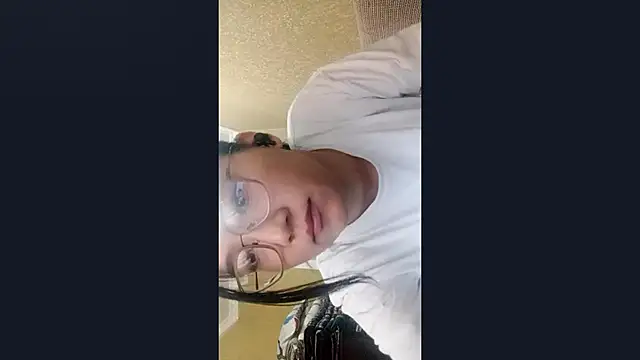 Snapshot of LinneaHyles chatting on November 14, 4:22 am LinneaHyles online show from November 14, 4:22 am