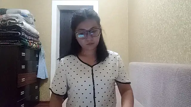 Snapshot of LinneaHyles chatting on November 17, 1:17 pm LinneaHyles online show from November 17, 1:17 pm