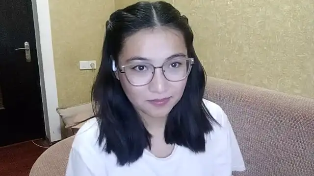 Snapshot of LinneaHyles chatting on December 3, 1:42 pm LinneaHyles online show from December 3, 1:42 pm