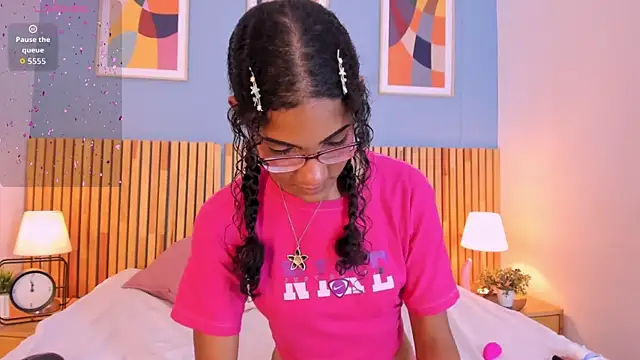 AuroraPinkk online show from December 19, 1:51 pm