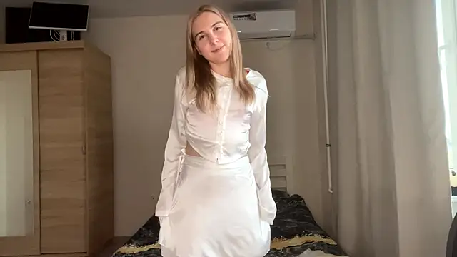 Snapshot of MyraLitterers chatting on November 5, 12:05 pm MyraLitterers online show from November 5, 12:05 pm