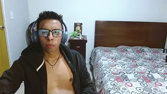 Snapshot of DavTwink3100 chatting on November 24, 3:06 am DavTwink3100 online show from November 24, 3:06 am