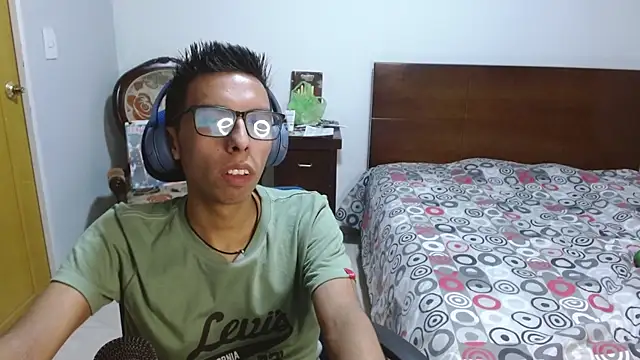 Snapshot of DavTwink3100 chatting on November 26, 2:01 am DavTwink3100 online show from November 26, 2:01 am