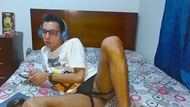 Snapshot of DavTwink3100 chatting on December 16, 2:27 am DavTwink3100 online show from December 16, 2:27 am