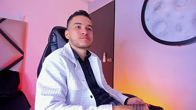 Snapshot of mike_257 chatting on November 19, 12:05 pm mike 257 online show from November 19, 12:05 pm