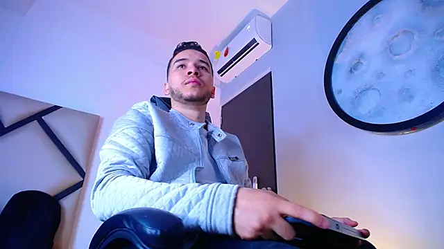 Snapshot of mike_257 chatting on December 5, 12:03 pm mike 257 online show from December 5, 12:03 pm