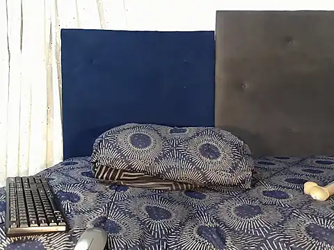 MinnieBee101 online show from March 8, 2:04 am