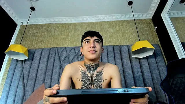 Snapshot of SantiOlsen chatting on October 21, 11:44 am SantiOlsen online show from October 21, 11:44 am