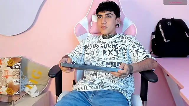 Snapshot of SantiOlsen chatting on October 26, 3:34 am SantiOlsen online show from October 26, 3:34 am