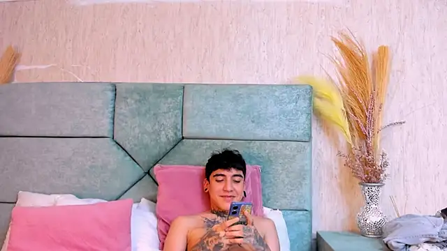 Snapshot of SantiOlsen chatting on October 31, 5:14 pm SantiOlsen online show from October 31, 5:14 pm