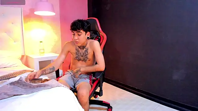 Snapshot of SantiOlsen chatting on November 7, 4:18 pm SantiOlsen online show from November 7, 4:18 pm