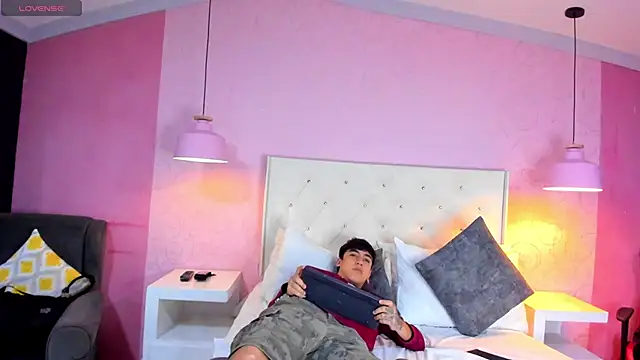 Snapshot of SantiOlsen chatting on November 9, 12:36 pm SantiOlsen online show from November 9, 12:36 pm