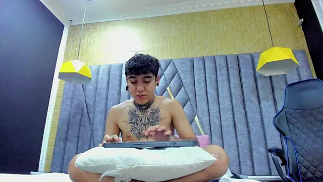 Snapshot of SantiOlsen chatting on November 13, 12:15 pm SantiOlsen online show from November 13, 12:15 pm