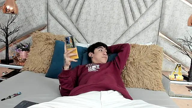 Snapshot of SantiOlsen chatting on November 18, 11:58 am SantiOlsen online show from November 18, 11:58 am