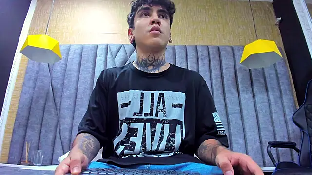 Snapshot of SantiOlsen chatting on November 22, 7:35 pm SantiOlsen online show from November 22, 7:35 pm